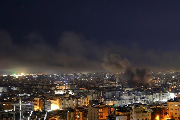 6 de março de 2026, Beirute, Beirute, Líbano: Fumaça negra se eleva durante ataques aéreos israelenses durante a madrugada no subúrbio sul de Beirute, um reduto do Hezbollah pró-iraniano. Israel lançou ataques massivos contra os subúrbios sul de Beirute p