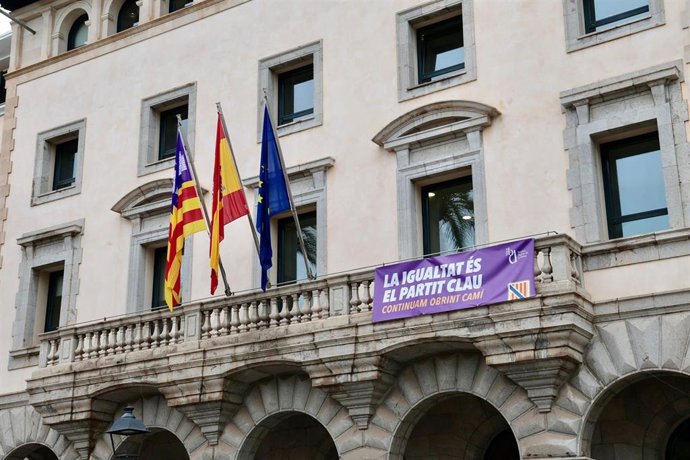 Las sedes del Govern cuelgan la lona con motivo del Día Internacional de la Mujer