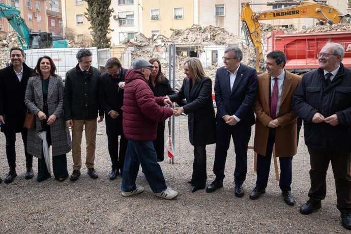 La alcaldesa de Granada, Marifrán Carazo, y la consejera de Fomento, Rocío Díaz, asisten a la demolición de 94 viviendas en Santa Adela.