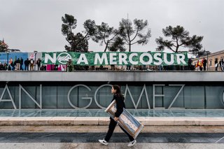 Varios manifestantes extienden una pancarta en el Teatro Fernán Gómez, en la Plaza de Colón, a 11 de febrero de 2026, en Madrid (España). Convocados por Unión de Uniones de Agricultores y Ganaderos y la Unión Nacional de Asociaciones del Sector Primario I