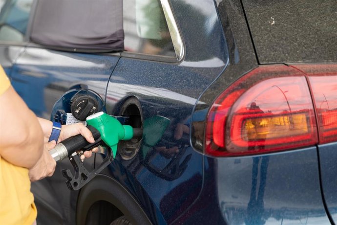 Repostaje en una gasolinera, a 3 de marzo de 2026, en Madrid