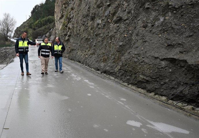 Abierto el paso alternativo en la carretera de Dúdar (Granada) tras los daños por el temporal.