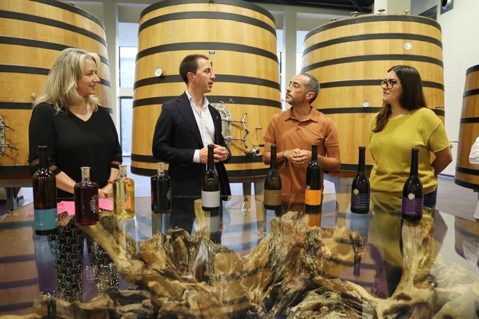 Amate (i) y Galmés (d), en una bodega.