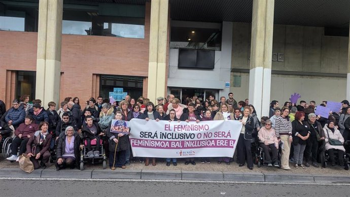 El Cemin se concentra en Pamplona para visibilizar la realidad de las mujeres y niñas con discapacidad,