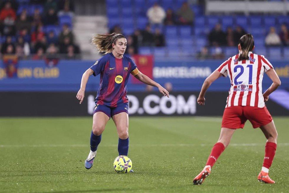 Archivo - Alexia Putellas ante Fiamma Benítez en el FC Barcelona-Atlético de Madrid de la Liga F Moeve 25-26