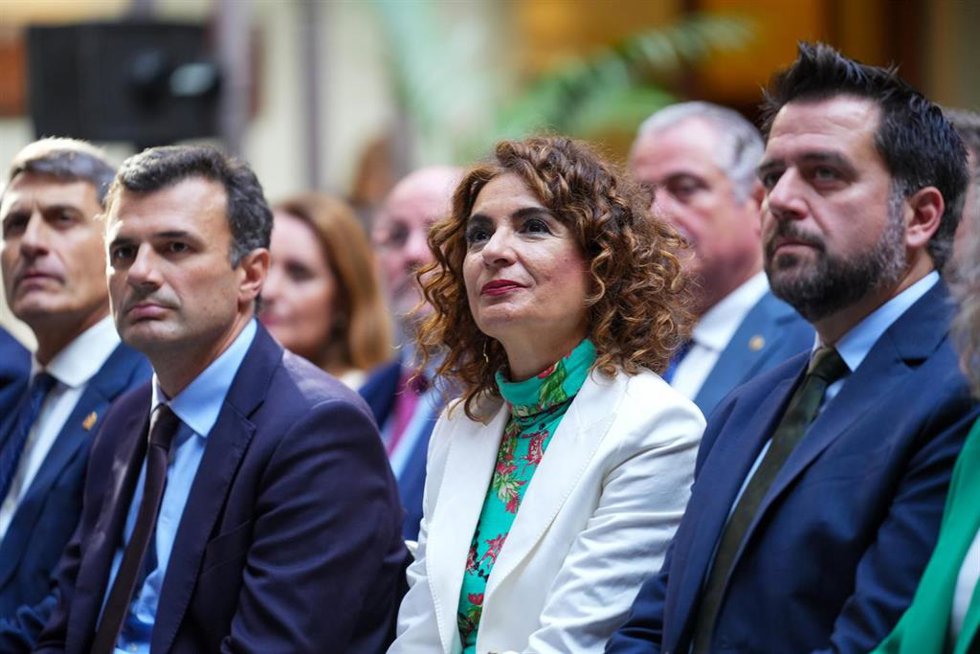 Archivo - La vicepresidenta primera del Gobierno y ministra de Hacienda, María Jesús Montero (c), el alcalde de Cádiz, Bruno García (i), y el delegado de estado de Zona Franca de Cádiz, Fran González (d), en una imagen de archivo.