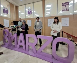 La subdelegada del Gobierno en Cádiz, Blanca Flores, lee el manifiesto por el 8 de marzo.