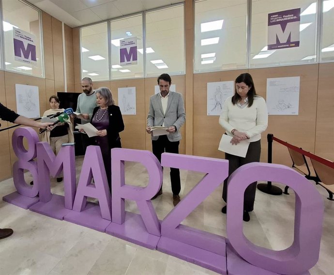 La subdelegada del Gobierno en Cádiz, Blanca Flores, lee el manifiesto por el 8 de marzo.