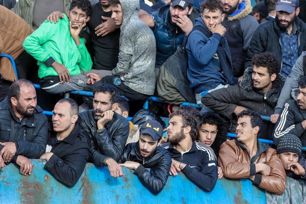 Archivo - Embarcación con personas migrantes cerca de las costas griegas.