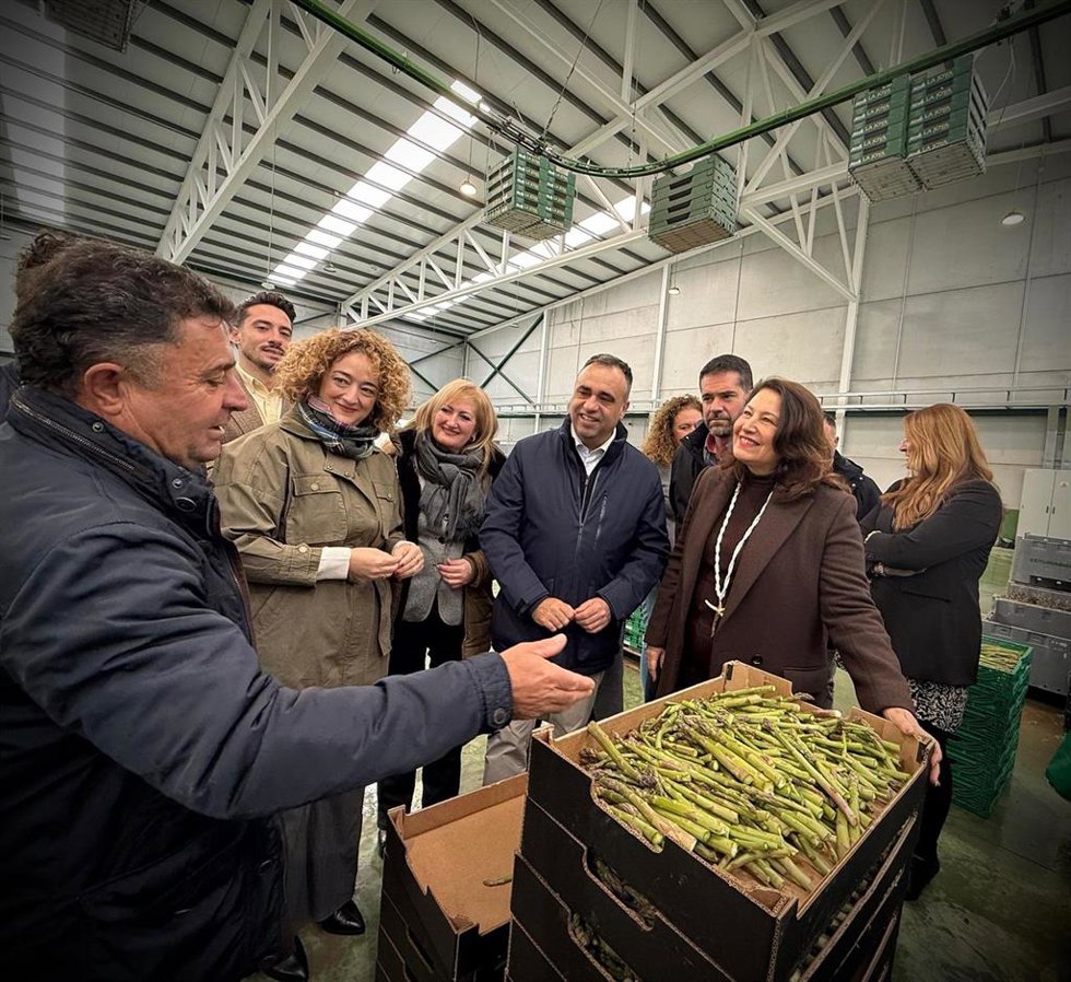 Carmen Crespo y cargos del PP de Granada en su visita a Loja