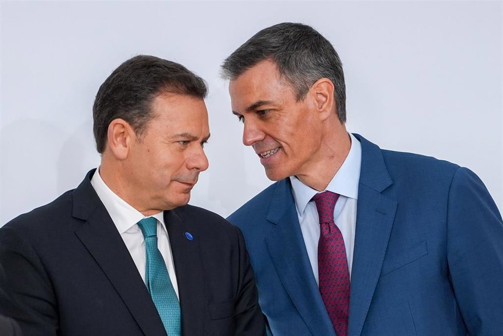 El presidente del Gobierno, Pedro Sánchez (d) y su homólogo portugués, Luis Montenegro (i) presiden la ceremonia de firma de acuerdos de la XXXVI Cumbre hispano-portuguesa.