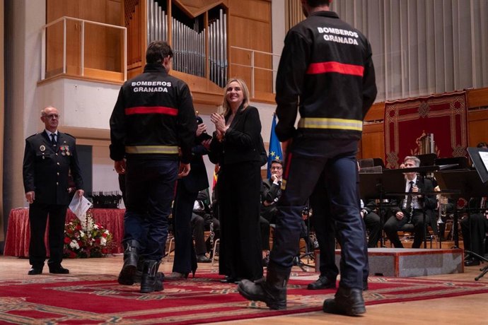 Acto de entrega de medallas a bomberos.
