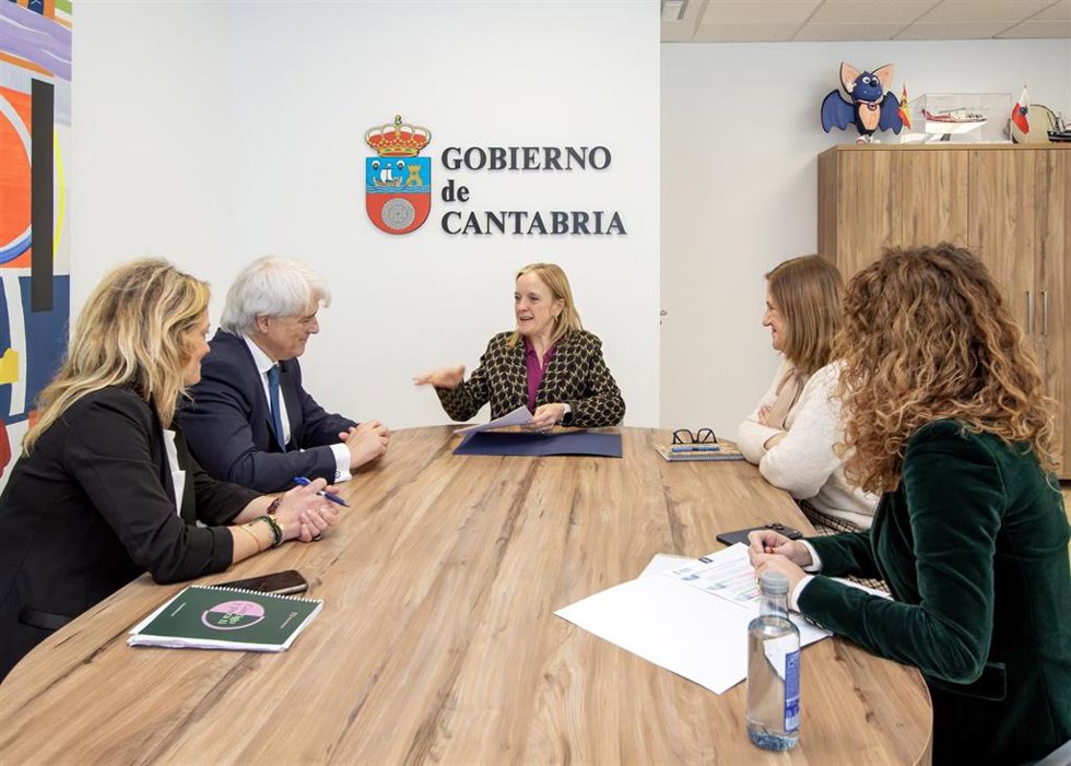 La consejera de Justicia del Gobierno de Cantabria, Isabel Urrutia, y el presidente del Consejo General de la Abogacía Española, Salvador González
