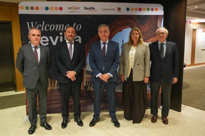 El alcalde de Sevilla, en el centro, junto a la delegada municipal de Turismo, en una reunión con el empresariado neoyorkino en Estados Unidos, en el marco de una misión comercial