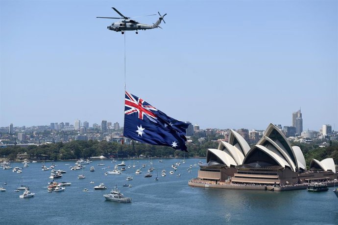 Archivo - 26 January 2019, Australia, Sydney: A Royal Australian Navy MH-60R Seahawk helicopter flies an Australian flag over Sydney Harbour during Australia Day celebrations. Photo: Dan Himbrechts/AAP/dpa