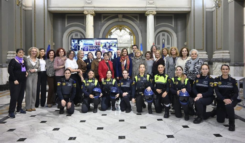 El Ayuntamiento de Valncia homenajea a las primeras mujeres policias locales de la ciudad, 29 agentes que entraron a formar parte de este cuerpo municipal por oposición en 1981.