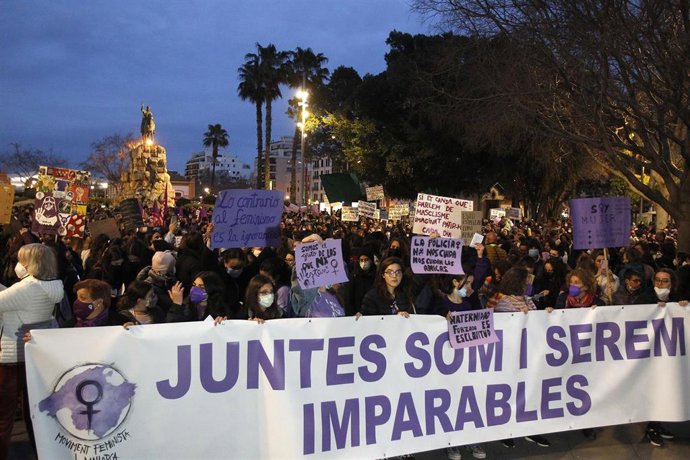 Archivo - Un grupo de personas en una manifestación por el 8M, Día Internacional de la Mujer, a 8 de marzo de 2022.