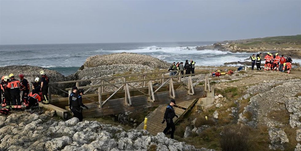 Equipos de rescate y policia local trabajan en el lugar de los hechos, a 3 de marzo de 2026, en Santander, Cantabria (España). 