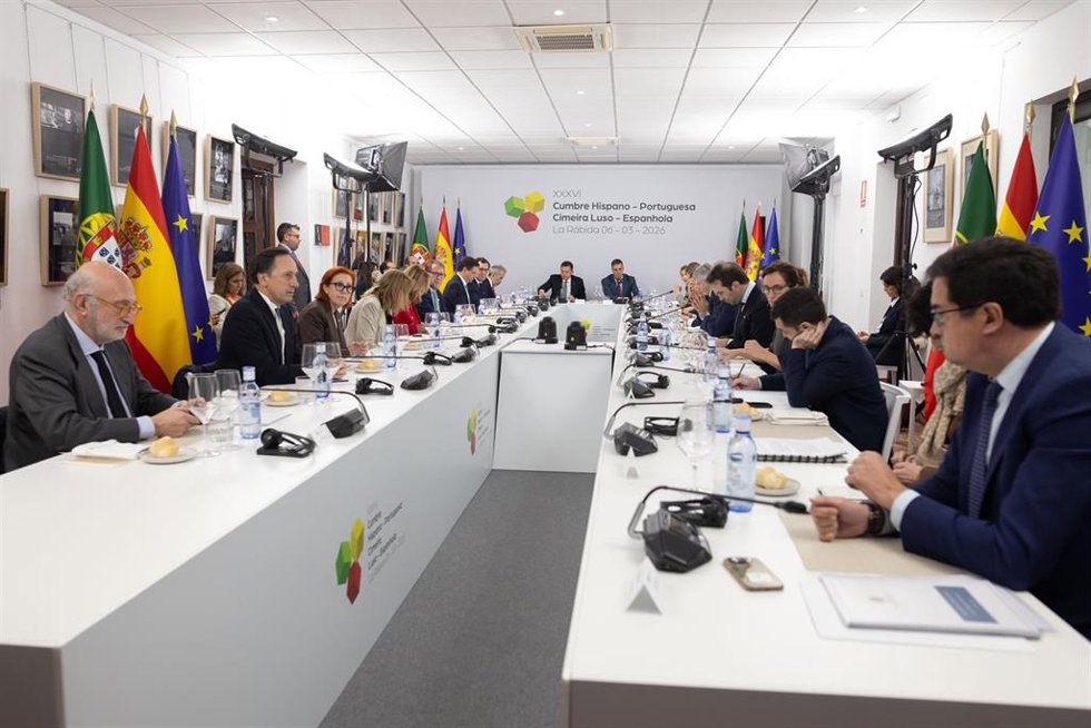 El presidente del Gobierno, Pedro Sánchez (d), y el primer ministro de la República Portuguesa, Luis Montenegro (i), participan en la reunión plenaria de las delegaciones española y portuguesa, que tiene lugar en la Universidad Internacional de Andalucí