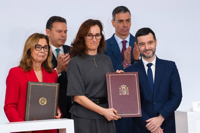 O presidente do Governo, Pedro Sánchez (à direita), e o seu homólogo português, Luís Montenegro (à esquerda), presidem à cerimônia de assinatura dos acordos da XXXVI Cimeira Hispano-Portuguesa, na Aula Magna da Universidade Internacional da Andaluzia. 6 d
