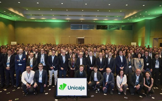 Foto de familia con motivo de la jornada celebrada en Sevilla de alrededor de medio millar de empleados de los equipos operativos y las redes de negocio de Unicaja en Andalucía.