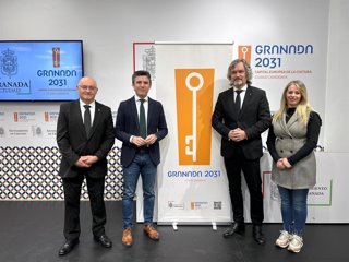 Presentación de los conciertos del kiosco de la música del Paseo del Salón, con el edil de Cultura de Granada, Jorge Saavedra (2i)