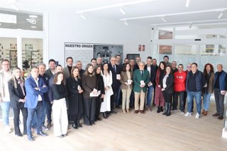 Rocío Blanco, junto a Salvador Fuentes (centro), en la presentación en La Rambla (Córdoba) del Libro Rojo de la Artesanía de Andalucía.