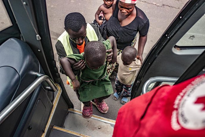 Archivo - BUGARAMA, Dec. 7, 2025  -- A man helps a displaced child from the Democratic Republic of the Congo (DRC) get on a bus heading for a refugee camp in the town of Bugarama in neighboring Rwanda, on Dec. 5, 2025. The March 23 Movement (M23) rebels h