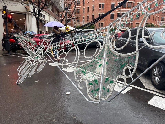 Part de la il·luminació d'uan falla de València que ha caigut