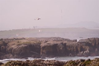 Equipos de rescate y servicios de emergencias trabajan en el lugar de los hechos, la playa de El Bocal, a 4 de marzo de 2026, en Santander, Cantabria (España). 