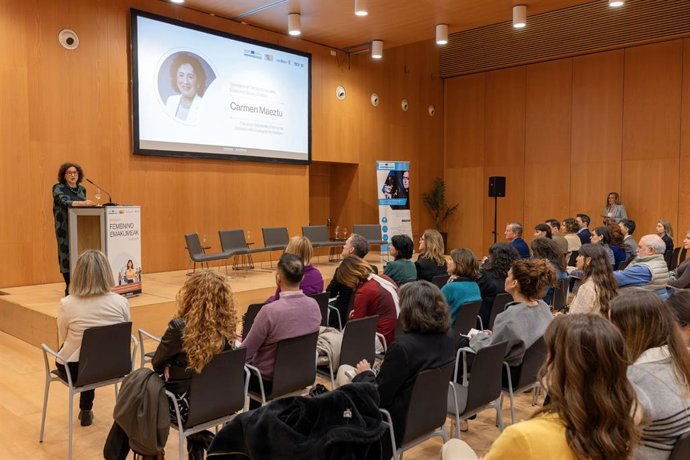 La consejera Carmen Maeztu abre la jornada 'Emplea en Femenino'.