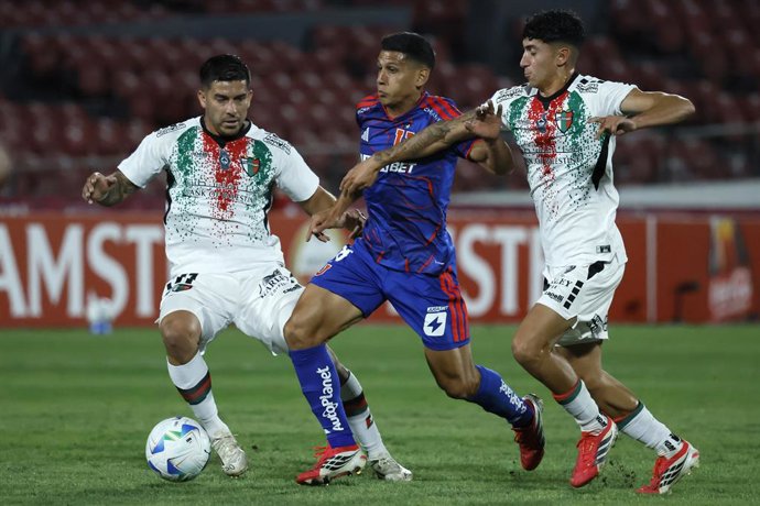 Futbol, Universidad de Chile vs Palestino. Primera fase, Copa Sudamericana 2026. El jugador de Universidad de Chile Israel Poblete, centro, disputa el balon con la defensa de Palestino durante el partido de primera fase de la Copa Sudamericana realizado