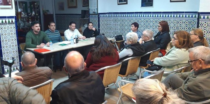 Reunión de los vecinos de Cerro-Amate de Sevilla con los grupos del Ayuntamiento