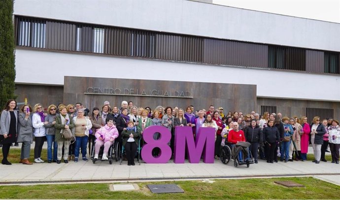 Alcalá (Sevilla) en su lectura de un manifiesto institucional con motivo del '8M'