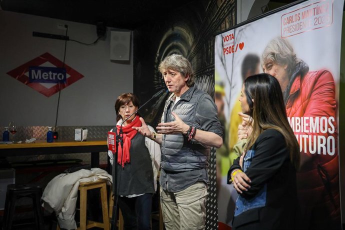 El candidato del PSOE a la Presidencia de la Junta, Carlos Martínez, durante un mitin en Sahagún (León)