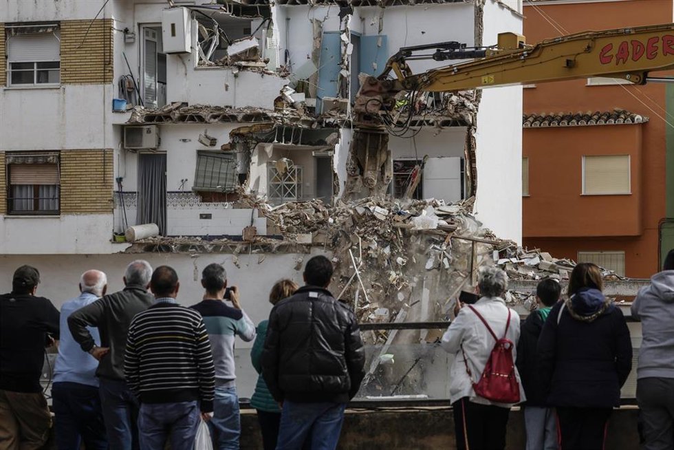 Archivo - Vecinos observan el derribo de viviendas con maquinaria pesada, a 24 de febrero de 2025, en Chiva, Valencia. 