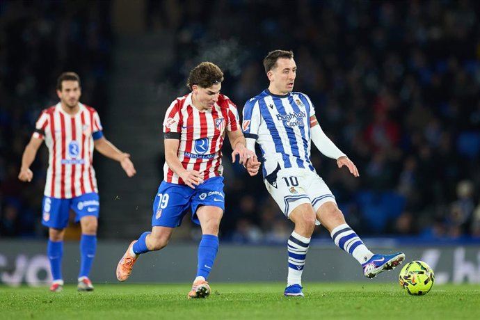 Archivo - El delantero del Atlético de Madrid Julián Álvarez pugna por un balón ante el de la Real Sociedad Mikel Oyarzabal.