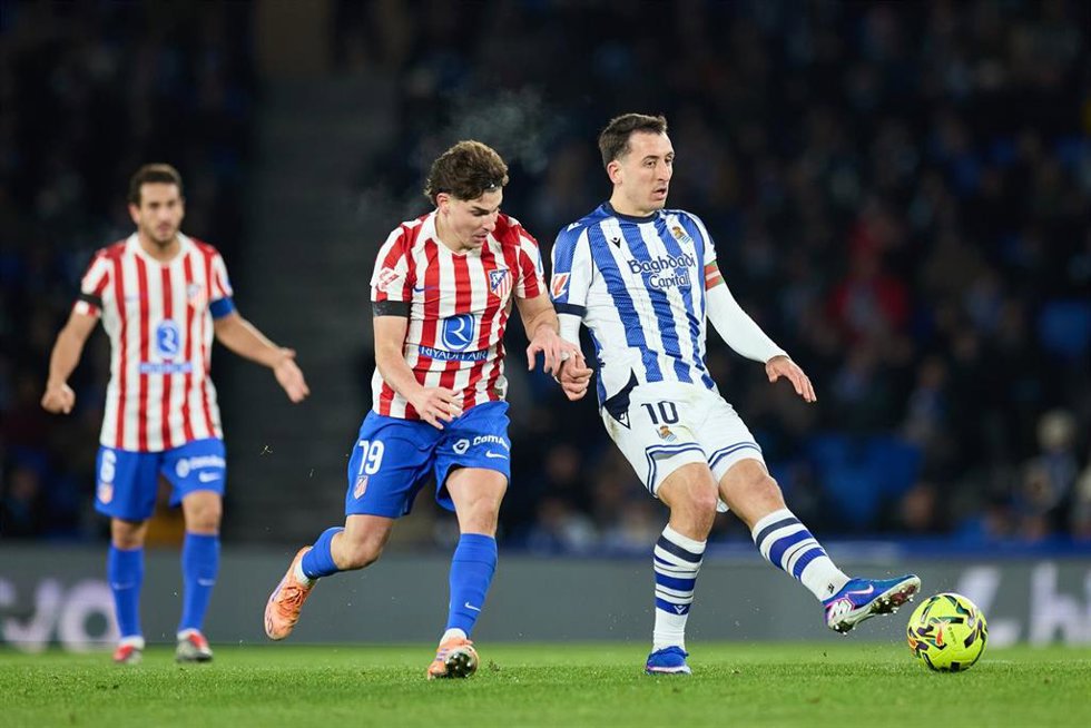 Archivo - El delantero del Atlético de Madrid Julián Álvarez pugna por un balón ante el de la Real Sociedad Mikel Oyarzabal.