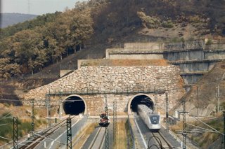 Archivo - Un tren da liña AVE Madrid-Galicia ao seu paso por unha zona queimada polos incendios, a 21 de agosto de 2025, na Gudiña, Ourense, Galicia (España).
