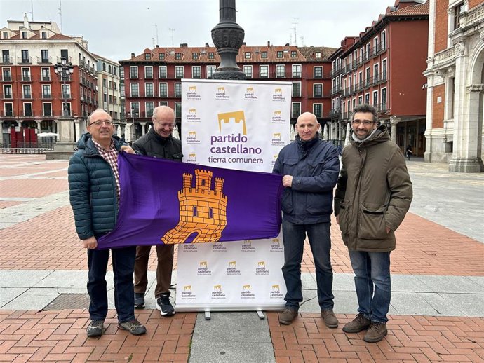 De izquierda a derecha, el secretario general y candidato de PCAS-TC a la Presidencia de la Junta, Luis Marcos; el secretario de la agrupación de Burgos, Óscar Palma; y los miembros de la candudatura por Valladolid Javier Villafañe y Roberto Quintanilla