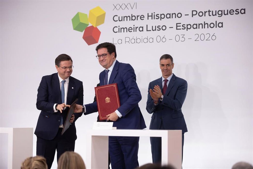El primer ministro de la República Portuguesa, Luis Montenegro, junto al presidente del Gobierno, Pedro Sánchez, presiden la ceremonia de firma de acuerdos de la XXXVI Cumbre hispano-portuguesa, en el Aula Magna de la Universidad Internacional de Andalu