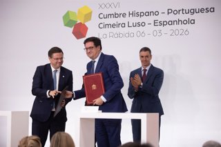 El primer ministro de la República Portuguesa, Luis Montenegro, junto al presidente del Gobierno, Pedro Sánchez, presiden la ceremonia de firma de acuerdos de la XXXVI Cumbre hispano-portuguesa, en el Aula Magna de la Universidad Internacional de Andalucí