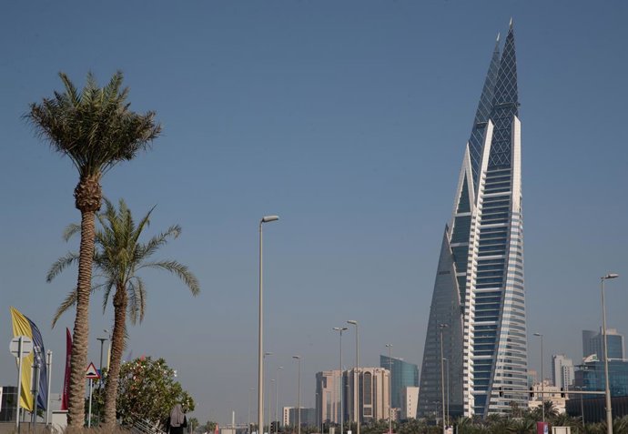 Archivo - Arquivo - MANAMA, 26 de novembro de 2025 — Esta foto tirada em 25 de novembro de 2025 mostra uma vista do Bahrain World Trade Center (R) em Manama, Bahrein. O Bahrein é um país insular localizado no sudoeste do Golfo Pérsico, onde relíquias hist