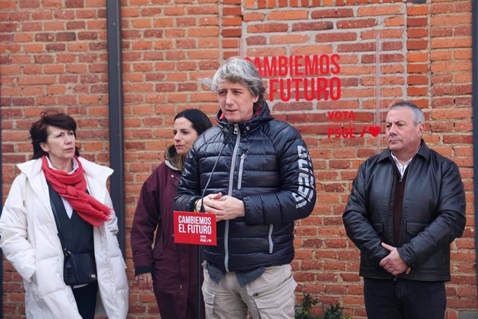 El candidato del PSOE a la Presidencia de la Junta, Carlos Martínez, antes de participar en un encuentro con forestales en Sahagún (León)
