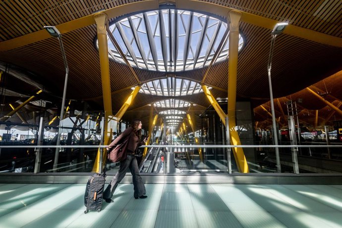 Viajeros en la T4 del Aeropuerto Adolfo Suárez Madrid-Barajas, a 2 de marzo de 2026, en Madrid (España). La Terminal T4 del Aeropuerto Adolfo Suárez Madrid-Barajas cumple 20 años desde su inauguración el 4 de febrero de 2006, con la consecución del primer