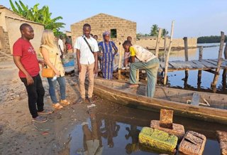 Trabajos del equipo del proyecto en la laguna costera de Benín.