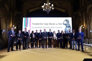 Foto de familia de los premiados, con el consejero y directivos de Caja Rural del Sur y su Fundación.