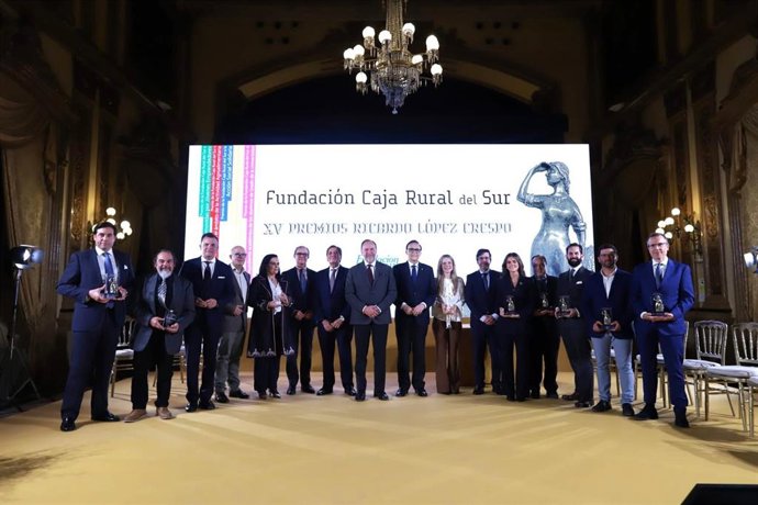 Foto de familia de los premiados, con el consejero y directivos de Caja Rural del Sur y su Fundación.