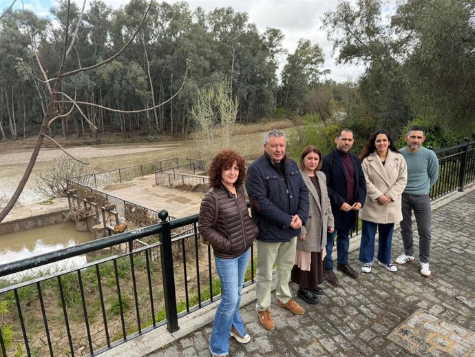Representantes de IU junto al río Genil a su paso por Palma del Río.