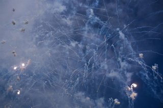 Archivo - Pirotecnia durante una mascletá. 